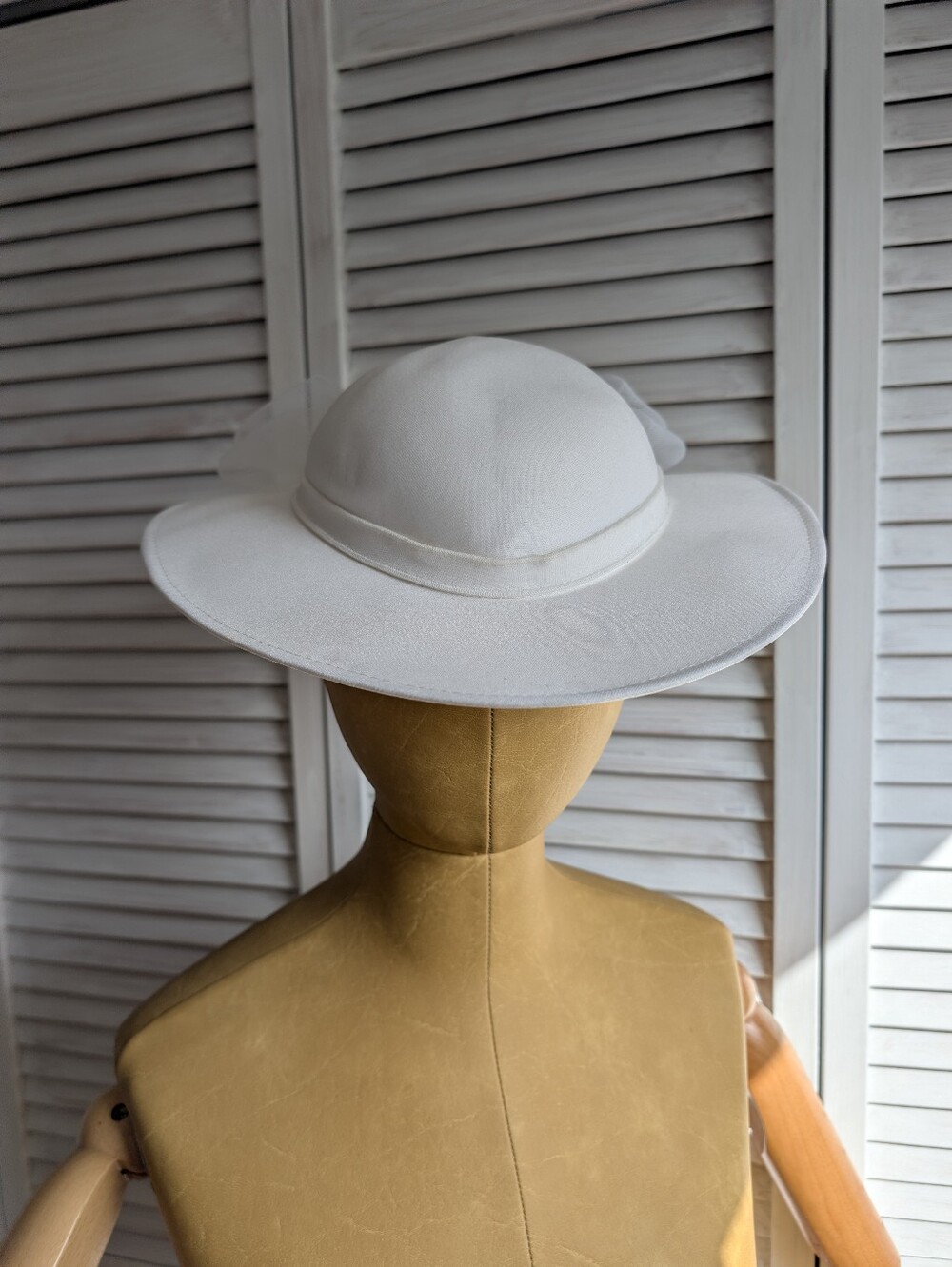 Elegant Vintage Wide-Brim Women's Sun Hat in White